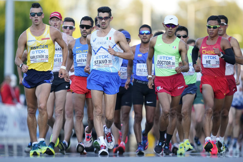 El grupo puntero avanza en la marcha de 35 kilómetros en el Mundial de atletismo, el domingo 24 de julio de 2022, en Eugene, Oregon (AP Foto/Gregory Bull)