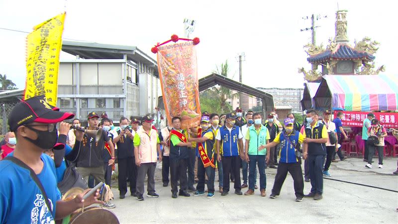 傳遞象徵聖火的會旗。(圖/寶島神很大）