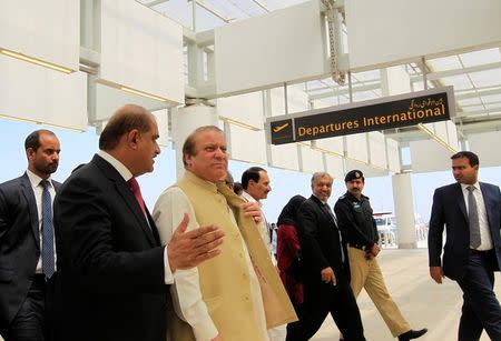 Pakistani Prime Minister Nawaz Sharif inspects the departure area in the international terminal at the newly built airport in Islamabad, Pakistan May 6, 2017. REUTERS/Caren Firouz