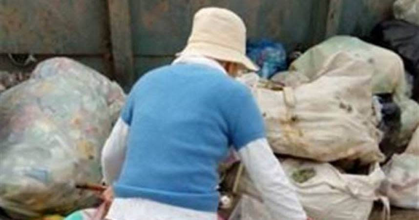 南韓拾荒婦女在兒童節連假最後1天，捐出她和丈夫用賣廢紙存下的一點錢和物資。（示意圖，與本文無關／中華民國老人福利關懷協會提供）