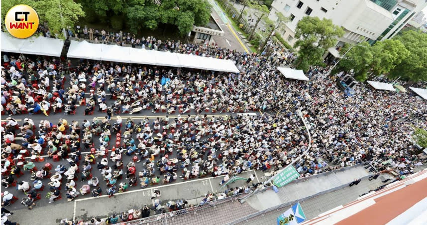 場外支持者包圍立法院。（圖／方萬民攝）