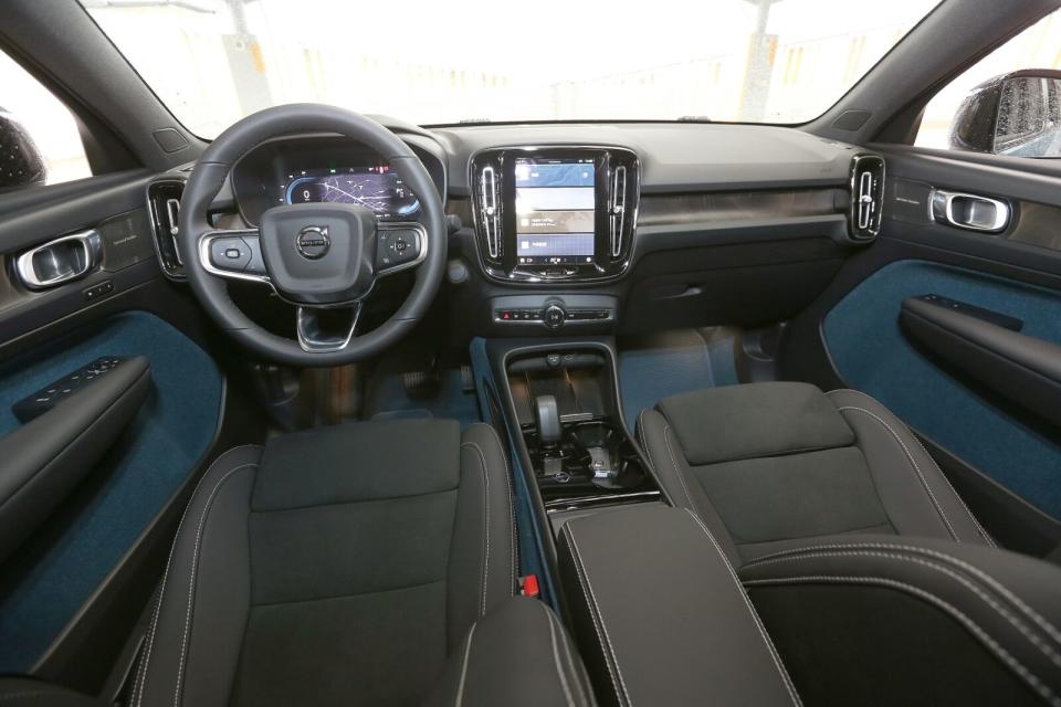 內裝鋪陳格局與XC40 Recharge相同，但車門處、中央安部下緣與全車地毯則採藍色材質鋪陳，為車艙營造出更鮮明活潑的氛圍。