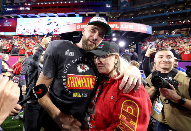 Donna Kelce doubleheader: NFL mom to attend son Travis' game with Taylor  Swift after cheering on Jason at Eagles win