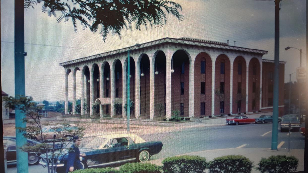 A photo of the Richland County Courthouse from the late 1960s that shows the original globe lights.