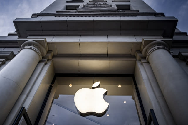 BARCELONA, CATALONIA, SPAIN - 2019/11/25: Apple's popular Apple logo, an American company that designs and produces electronic equipment and software, seen at the Passeig de GrÃ cia store. A boulevard of just over a kilometre, the Passeig de GrÃ cia store brings together the most important commercial brands in the world of fashion and luxury accessories. Black Friday commercial campaign determines the beginning of the most significant sales period oriented to the Christmas period. (Photo by Paco Freire/SOPA Images/LightRocket via Getty Images)