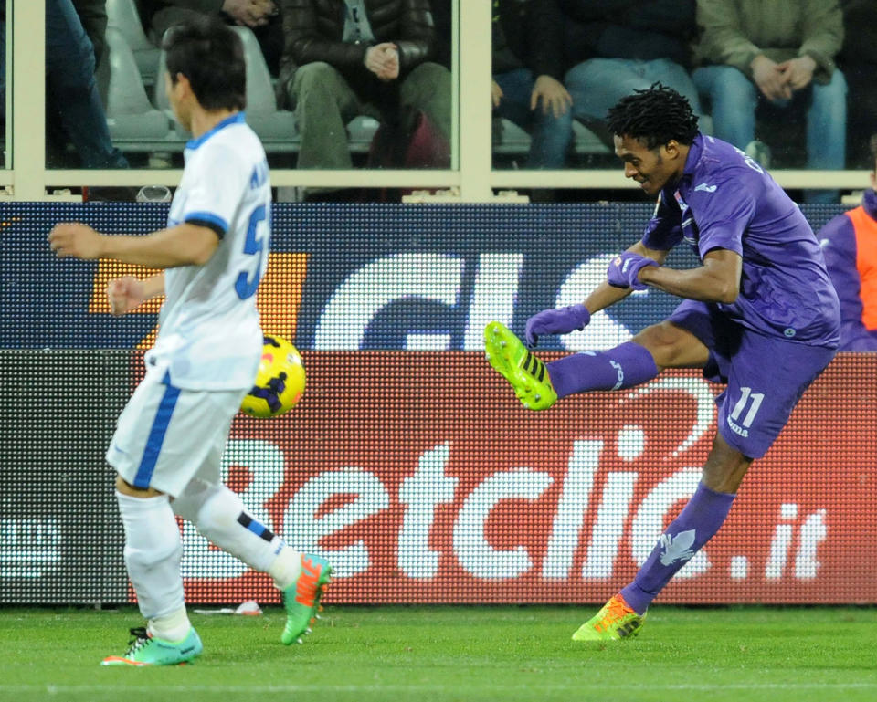 Fiorentina's Juan Cuadrado, right, scores during a Serie A soccer match between Fiorentina and Inter Milan, at the Artemio Franchi stadium in Florence, Italy, Saturday, Feb. 15, 2014. (AP Photo/Riccardo Sanesi, LaPresse) ITALY OUT