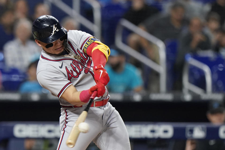 El venezolano William Contreras, de los Bravos de Atlanta, batea un sencillo en el juego del martes 4 de octubre de 2022, ante los Marlins de Miami (AP Foto/Wilfredo Lee)