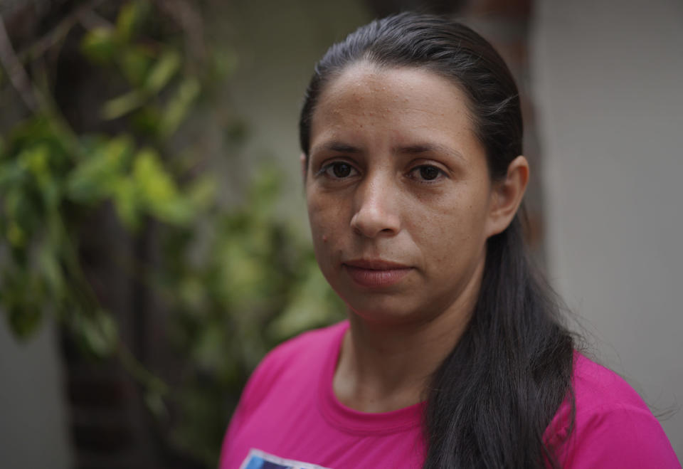 Karen, quien estuvo presa, acusada de homicidio con agravantes tras la muerte de su bebé al nacer, posa para una foto en San Salvador el 17 de mayo del 2022. Estuvo siete años presa antes de recuperar su libertad por la mediación de activistas. (AP Photo/Jessie Wardarski)