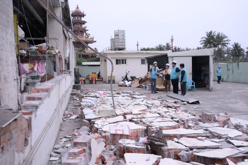 花蓮市最大公有零售市場「重慶市場」（圖），23日凌晨因地震牆面倒塌及地下水管破裂，市長魏嘉彥等人勘災，將啟動應變機制修復。（圖／花蓮市公所提供）