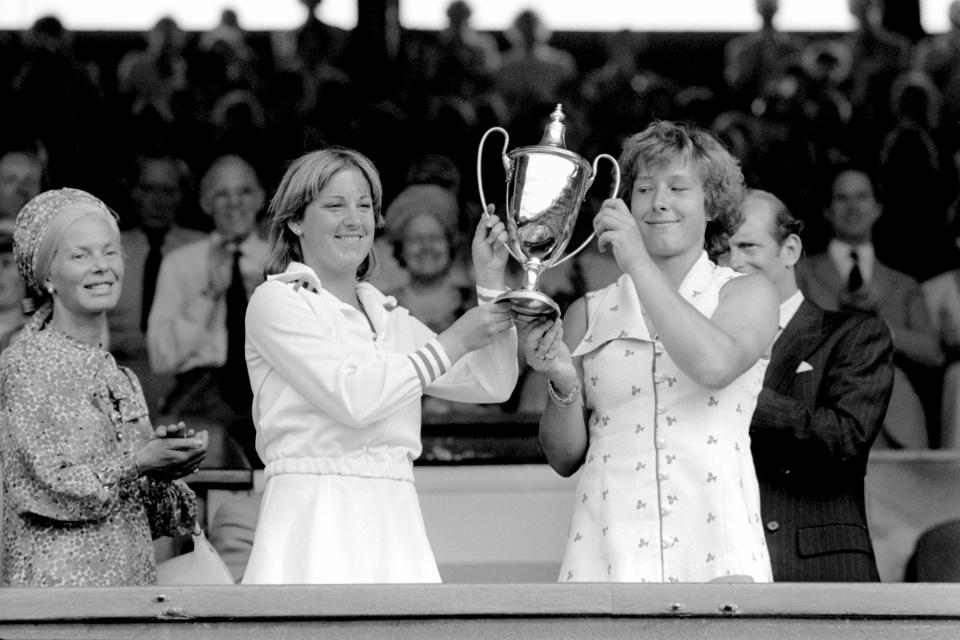 Chris Evert (izquierda) y Martina Navratilova sujetan el trofeo de dobles de Wimbledon que ganaron juntas en 1976. 