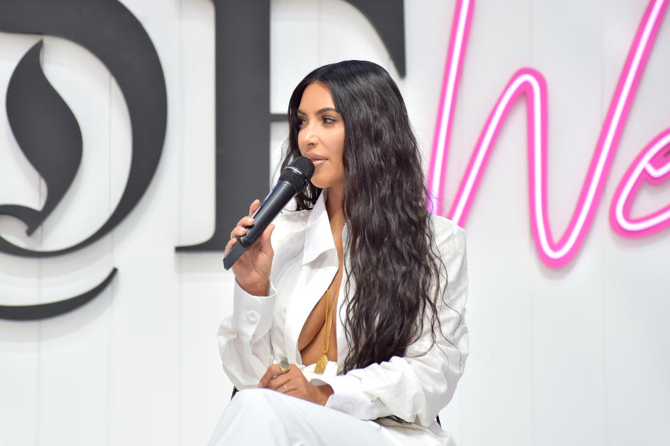 <p>Kim Kardashian de nuevo dio mucho para hablar por cuenta de este atrevido look. Foto: Getty Images </p>