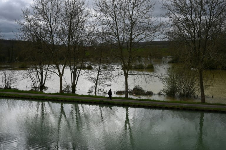 Le canal de Bourgogne et la rivière Armançon en crue près d'Aisy-sur-Armançon, le 2 avril 2024 dans l'Yonne (ARNAUD FINISTRE)