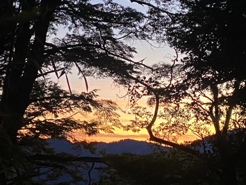 在高山等著旭日，美景無敵。