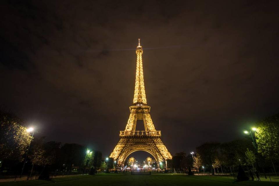 Vista de noche de la espectacular Torre Eiffel, París.