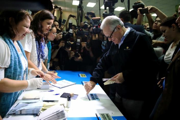 A picture released by the Guatemalan Presidency showing President Alejandro Maldonado casting his vote at a polling station in Guatemala City, on September 6, 2015 (AFP Photo/Pedro Agustin)