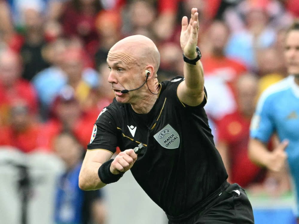 Anthony Taylor im EM-Spiel Ukraine gegen Belgien (THOMAS KIENZLE)