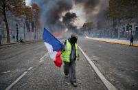 Après 52 actes, et en dépit d’une faible mobilisation - et d’une médiatisation à l’avenant -, le mouvement s’apprête à souffler sa première bougie. Un anniversaire aussi redouté par les autorités qu’il est attendu par certains gilets jaunes, dont les plus déterminés espèrent la renaissance. Les braises du plus grand mouvement social français du XXIè siècle ne sont peut-être pas totalement éteintes…