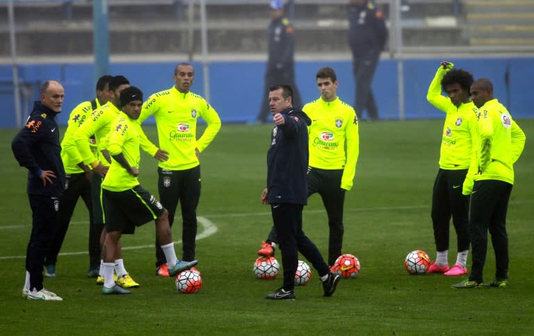 Brazil's national team coach Dunga (C) gives instructions to players during a training session at San Carlos de Apoquindo stadium in Santiago, Chile, on October 5, 2015