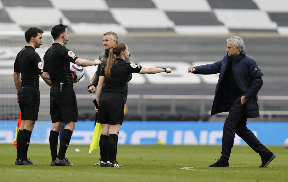 Jose Mourinho begrüßt Sian Massey-Ellis bei der Partie seiner Tottenham Hotspurs gegen Manchester United. (Bild: REUTERS/Adrian Dennis)