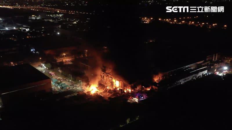 屏東科技園區內的明揚國際科技公司22日晚間發生大火。（圖／翻攝畫面）