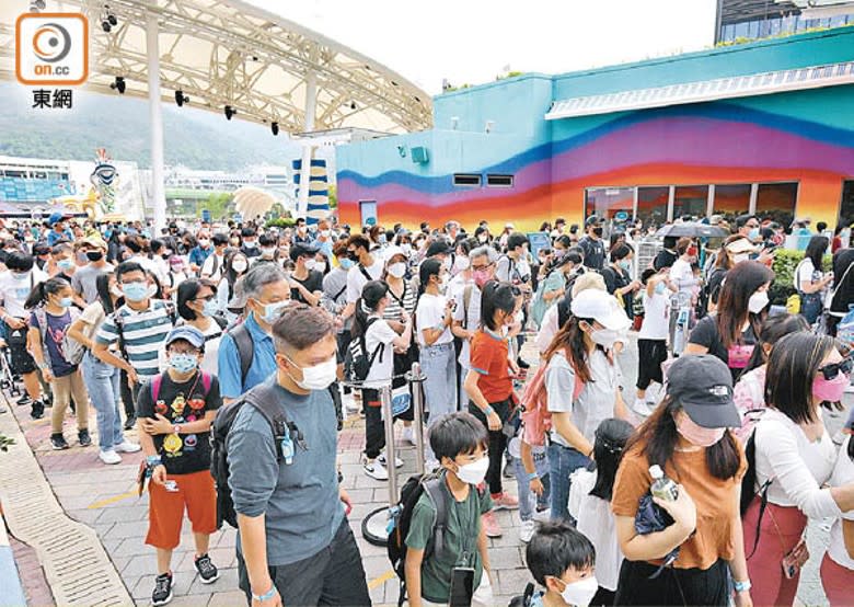 海洋公園人頭湧湧。（黃仲民攝）