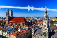 <p>In Deutschlands teuerster Stadt München müssen Interessenten für eine 100-Quadratmeter-Wohnung 21 durchschnittliche Pro-Kopf-Jahreseinkommen auf den Tisch legen. Nirgendwo sonst klafft die Schere der Studie zufolge so weit auseinander wie in der bayerischen Landeshauptstadt, wo der Quadratmeter Wohnen 6149 Euro kostet und die Immobilienpreise seit 2012 um stolze 8 Prozent gestiegen sind. Das durchschnittliche Haushaltsnettoeinkommen liegt bei 29.255 Euro – ein Wachstum von zehn Prozent. </p>