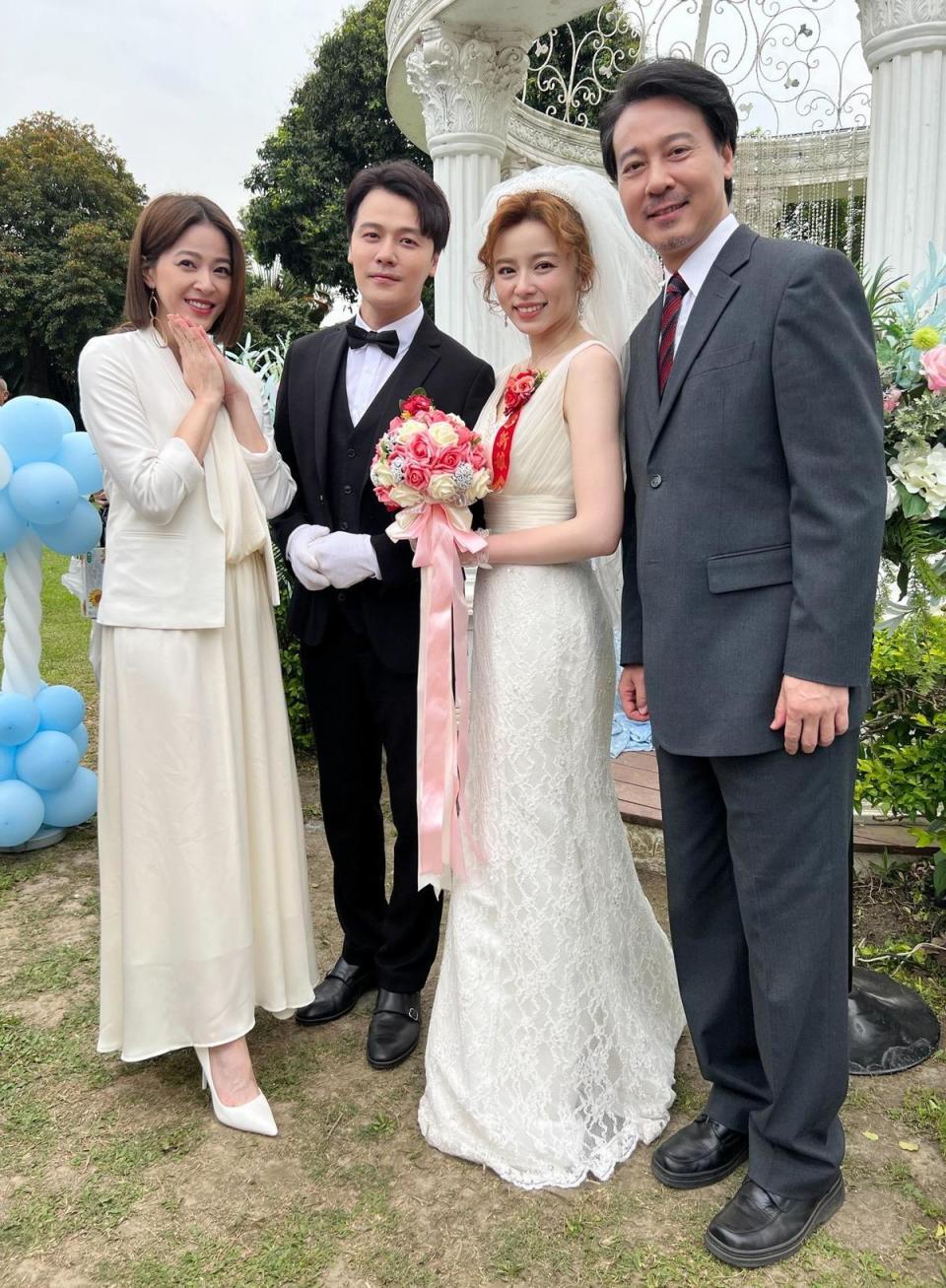 《市井豪門》王瞳跟黃文星結婚，王瞳劇中爸爸尹昭德跟姊姊蘇晏霈一同出席。（民視提供）