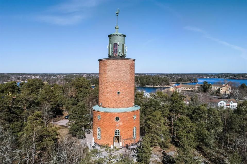 Esta torre de agua, que se encuentra en la localidad sueca de Vaxholm y data de 1923, ha sido transformada en una encantadora vivienda y acaba de salir al mercado. (Foto: <a href="http://www.christiesrealestate.com/sales/detail/170-l-78143-f1904031450700155/vattentornet-i-vaxholm-unikt-boende-med-potential-vaxholm-st-18534" rel="nofollow noopener" target="_blank" data-ylk="slk:Christie's International Real Estate;elm:context_link;itc:0;sec:content-canvas" class="link ">Christie's International Real Estate</a>).