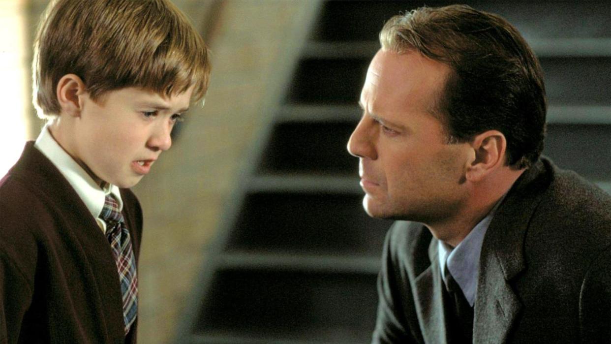  Haley Joel Osment and Bruce Willis in The Sixth Sense. 