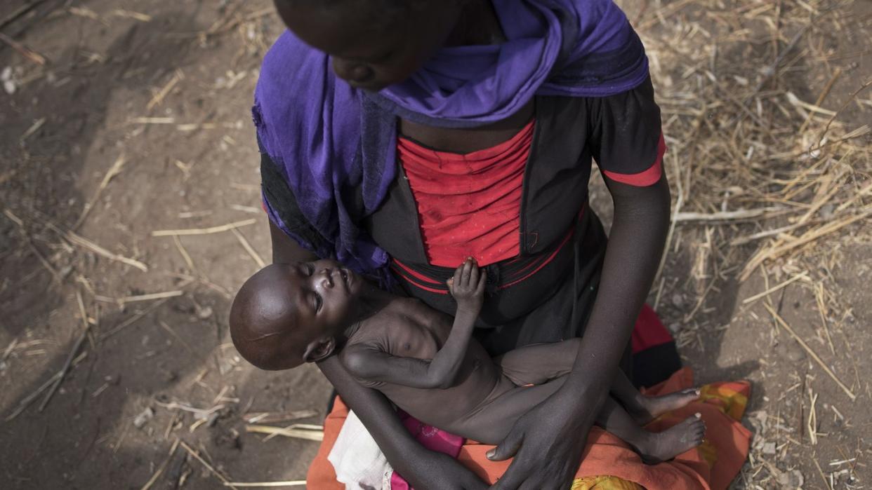 Eine Frau hält im Südsudan ihre Tochter im Arm. Foto: AP