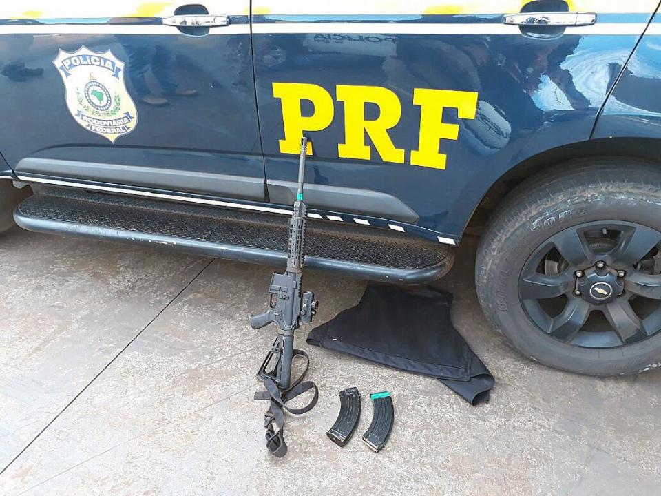 A handout photo made available by the Brazilian Federal Highway Police, shows a rifle seized in the city of Sao Miguel do Iguacu, Brazil - Credit:  PRF/PARANÁ/EFE