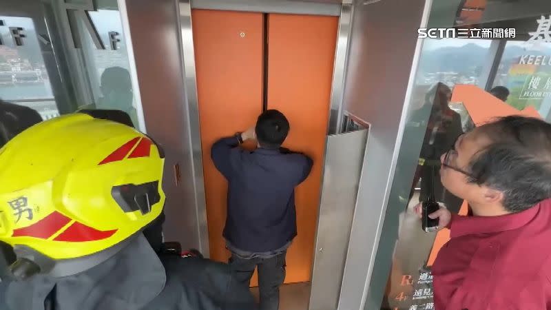 搭電梯遇到地震受困時，應靜待救援，千萬不能強行拉開電梯門。（示意圖／資料照）