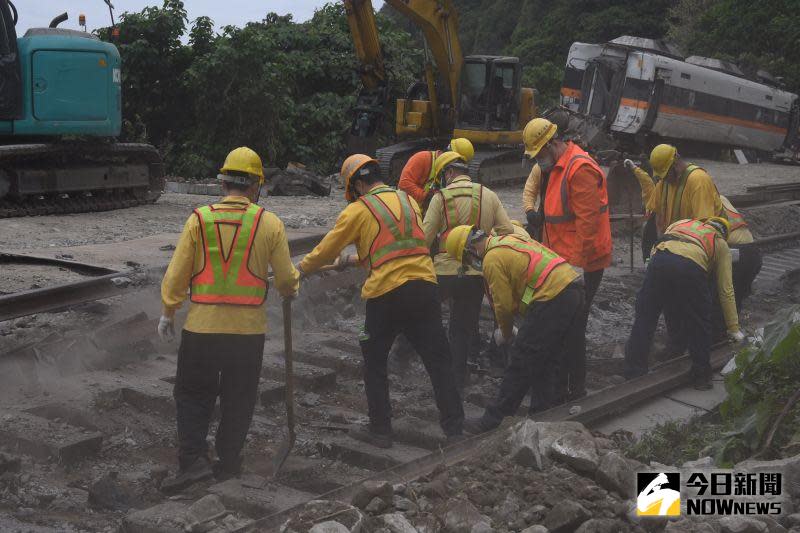 ▲太魯閣號事故造成50人罹難，今天事故發生後第6天，隧道清空作業持續進行，稍早第八節車廂已經拖出隧道，搶修團隊預計今天上午要把隧道內的殘骸清理乾淨，同時完成隧道外清空作業，預計10日開始進行該段路線的試營運，20日全面通車。（圖/記者林柏年攝影）