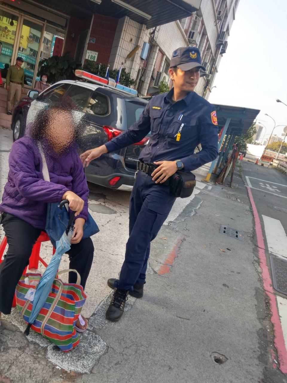 老婦買年貨突然身體不舒服。（圖／高雄市政府警察局提供）