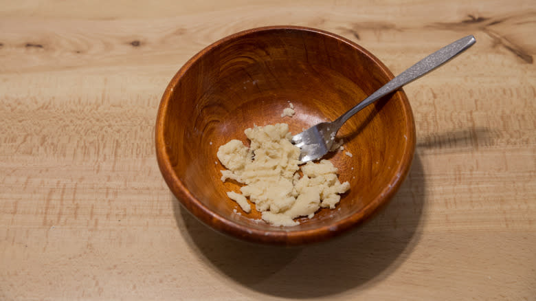 flour-butter paste in bowl 