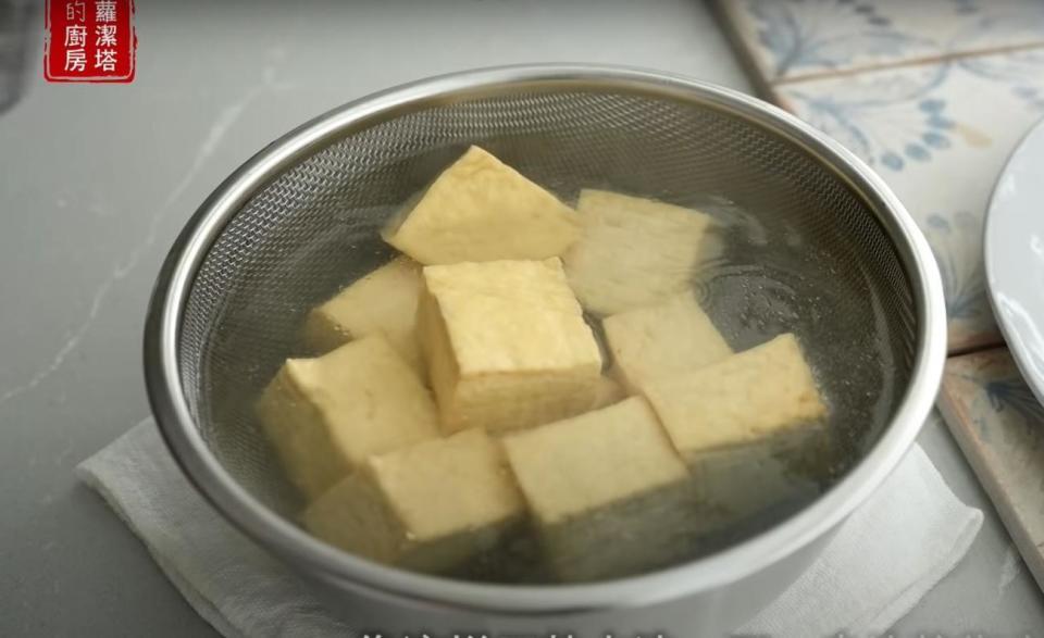 油豆腐過熱水能除去多餘油脂，也比較衛生。
