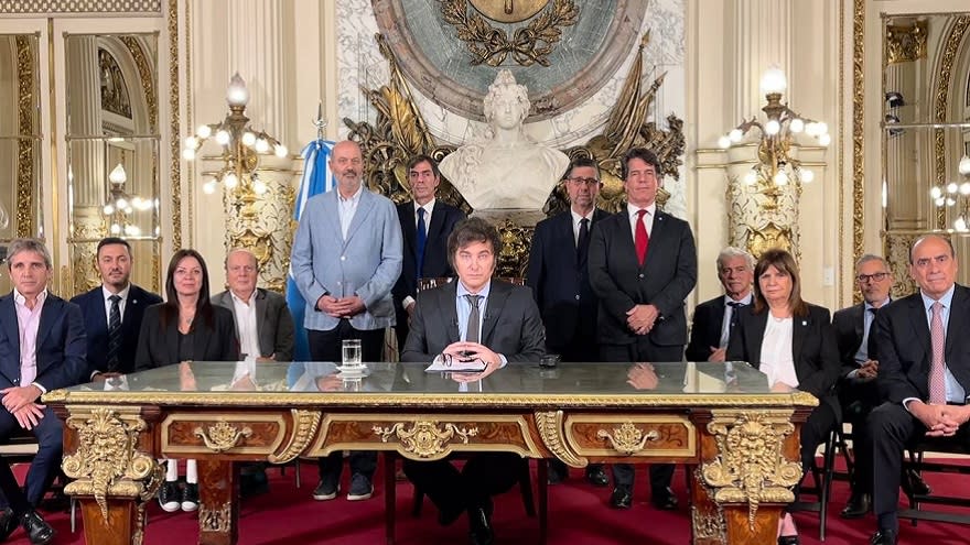 El presidente Javier Milei y su gabinete, al anunciar el DNU 70/2023.