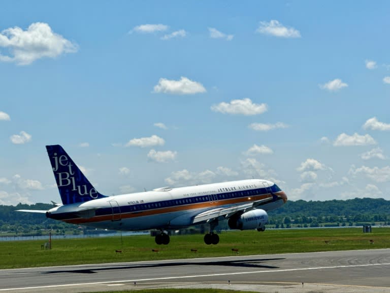 Un avión de la aerolínea JetBlue aterriza en una pista del aeropuerto internacional O'Hare de Chicago, el 22 de mayo de 2024 en esa ciudad de EEUU (Daniel Slim)