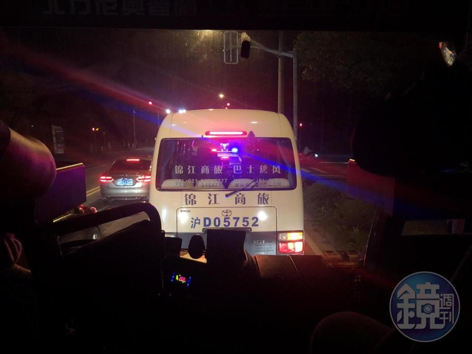 台灣媒體團的巴士一抵達飯店所在的上海亭林鎮，便有警車幫忙開道。