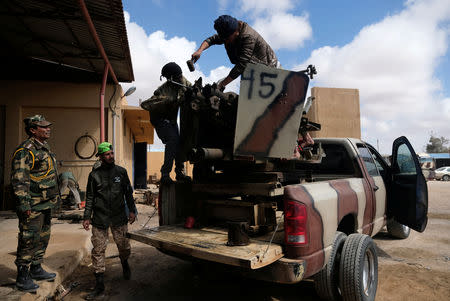 Members of Libyan National Army (LNA) commanded by Khalifa Haftar, get ready before heading out of Benghazi to reinforce the troops advancing to Tripoli, in Benghazi, Libya April 13, 2019. REUTERS/Esam Omran Al-Fetori - RC1B81483A50