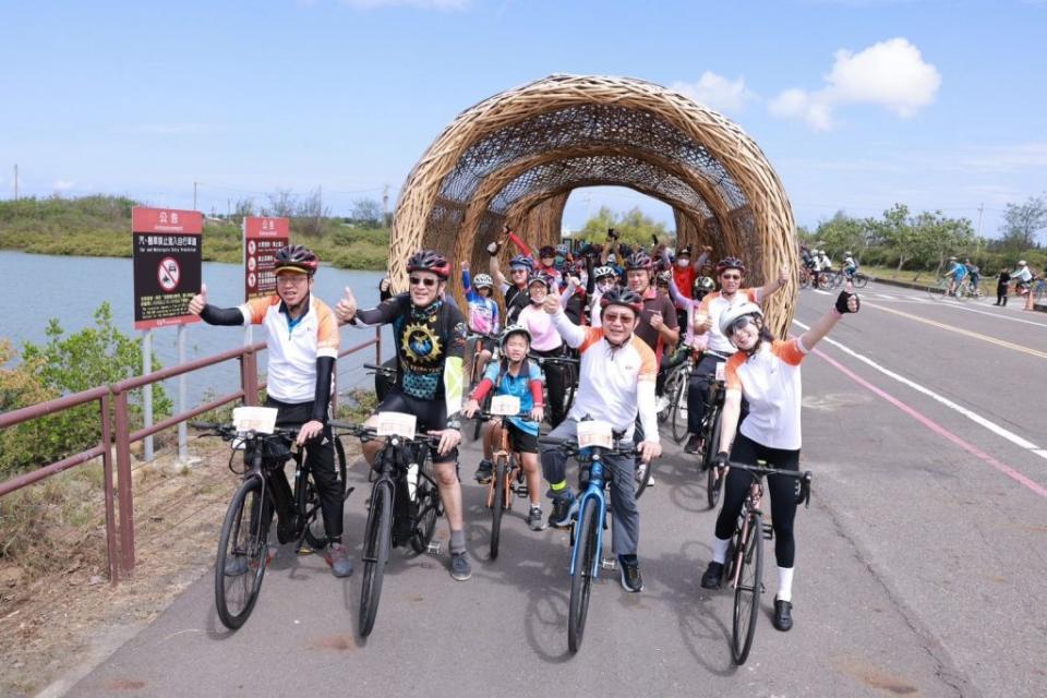 雲嘉南管理處〈極西‧集希〉鹽途必Bike．希望騎旅自行車慢遊昨天登場，共有三百名車友參加。(雲嘉南管理處提供)