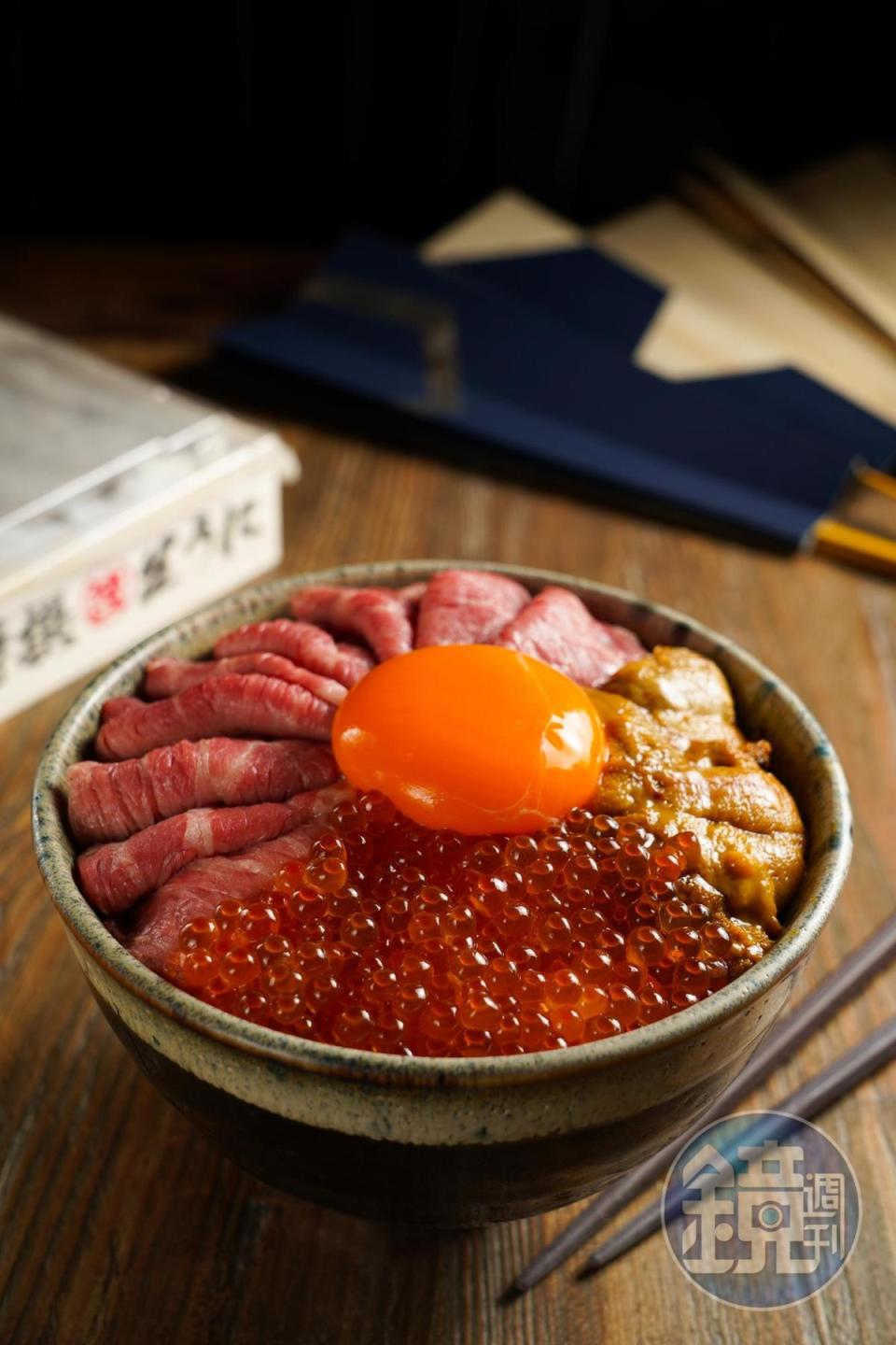 「豪華烤牛肉三色丼」的海鮮產地會隨季節替換，採訪這天的海膽來自北海道禮文島。（560元／份）