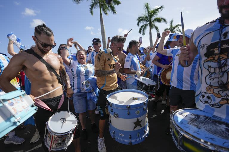 Hinchas argentinos tocando tambores en Miami Gardens, Florida.