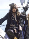 So hatte man Johnny Depp zuvor noch nie gesehen: In "Fluch der Karibik", seinem ersten XXL-Blockbuster, präsentierte er mit Captain Jack Sparrow seine Interpretation einer Piratentunte. Die skurrile Rolle ließ ihn zum absoluten Mainstream-Superstar avancieren. (Bild-Copyright: Moviestore Collection/REX)