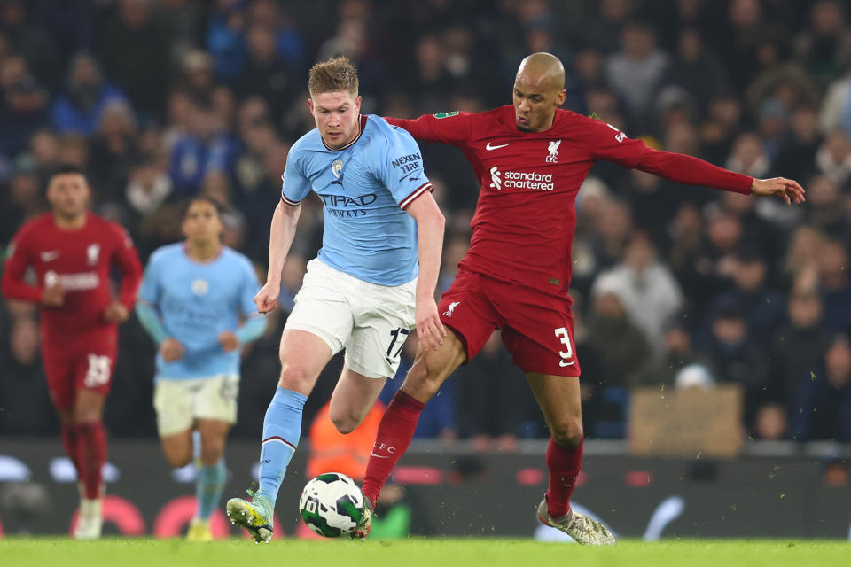 MANCHESTER, ENGLAND - DECEMBER 22:  Fabinho of Liverpool competes with Kevin de Bruyne of Manchester City during the Carabao Cup Fourth Round match between Manchester City and Liverpool at Etihad Stadium on December 22, 2022 in Manchester, England. (Photo by Chris Brunskill/Fantasista/Getty Images)