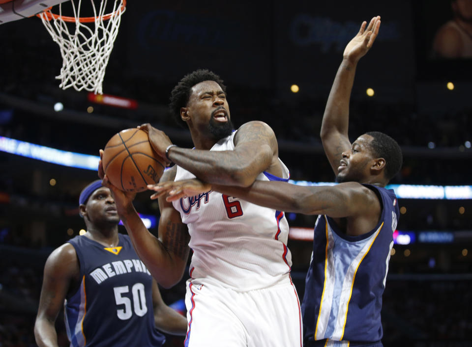 ARCHIVO - En imagen del sábado 11 de abril de 2015, DeAndre Jordan, de los Clippers de Los Angeles, disputa el balón en duelo con los Grizzlies de Memphis en Los Angeles. Jordan ha llegado a un acuerdo con los Mavericks y dejará a los Clippers en la agencia libre, dijeron personas al tanto de las negociaciones a The Associated Press, el viernes 3 de julio de 2015. (Foto AP/Danny Moloshok, archivo)