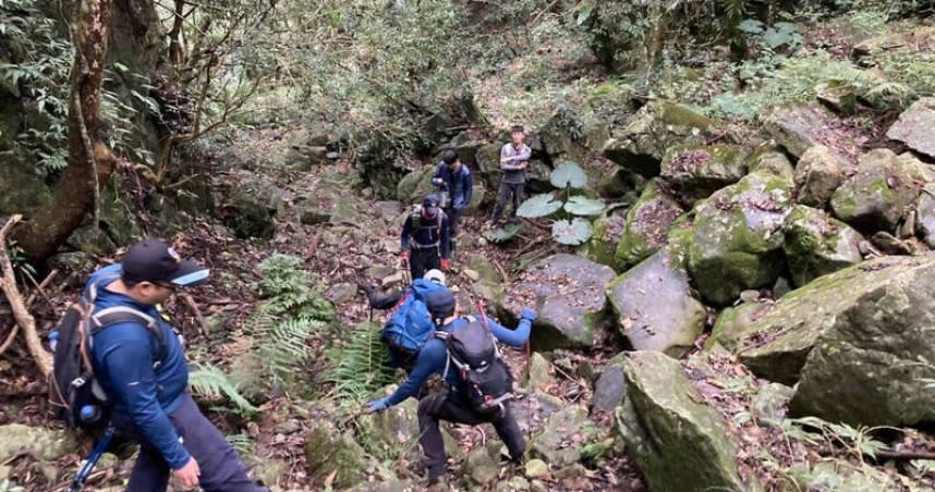 谷關七雄「屋我尾山」今日驚傳，男子攀登時突失去呼吸心跳，空勤出動直升機救援下山，緊急送醫仍不治。（圖／翻攝畫面）