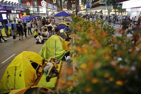 A pro-democracy protester sleep as he block a street at the Mongkok shopping district of Hong Kong October 19, 2014. REUTERS/Carlos Barria