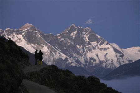 Vista del Everest en Syangboche, Nepal, dic 3, 2009. Una avalancha barrió una pendiente del monte Everest el viernes, provocando la muerte de 12 guías nepalíes en el inicio de la temporada de escalada, dijo un funcionario del Ministerio de Turismo de Nepal. REUTERS/Gopal Chitrakar/Files