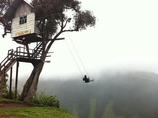 Si tienes la suerte de tener no sólo una casa en el árbol sino un patio que de a una montaña majestuosa, esta hamaca garantiza una vista que difícilmente olvidarás, aunque sea sólo para osados. Crédito: api.ning